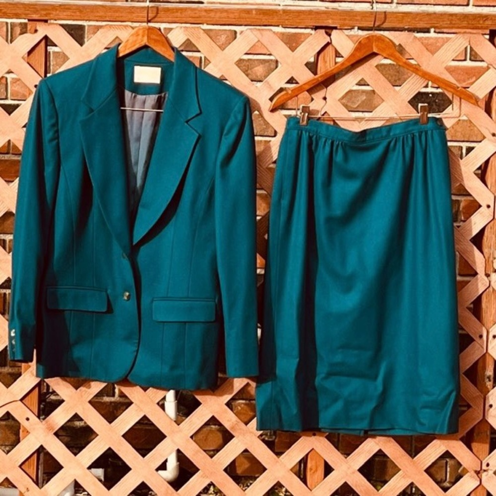 V-2 Vintage
A dark teal women’s Pendleton Suit which has never been worn.